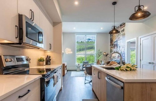 Golden Condo | Apres Ski | DT | MtnView | TopFloor | AC | Sleep 6