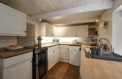 St. Just in Roseland Cottage | April Cottage - a cottage that sleeps 6 guests in 3 bedrooms