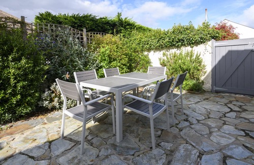 St. Just in Roseland Cottage | April Cottage - a cottage that sleeps 6 guests in 3 bedrooms