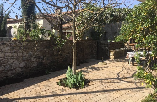 Vals-les-Bains House | Apt f2 on the ground floor of villa, garden, barbecue 450m from the town center and shops.