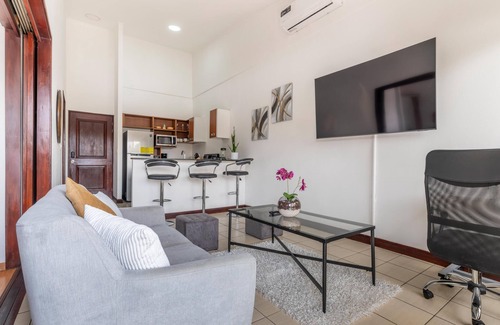 Santa Ana Apartment | Apt Orquidea in Santa Ana! AC, Wifi, Pool and Gym