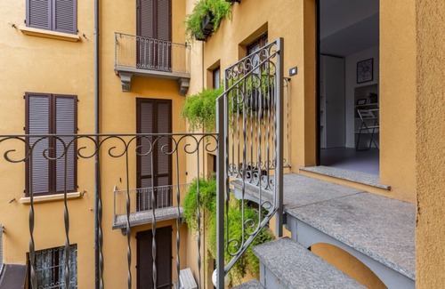 Magenta Apartment | APT overlooking quiet inner courtyard!
