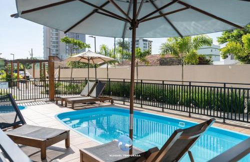 Picarras Apartment | Apto Bal Picarras 150M PRAIA com PISICNA, sacada com CHURRASQUEIRA privativa, AR CONDICIONADO Wi Fi, PORTARIA 24h, PLAYGROUND INFANTIL, QUADRA DE ESPORTES vaga privativa de GARAGEM