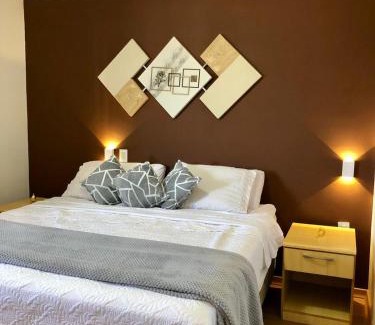 Guaratingueta Apartment | Apto para CASAL com bela VISTA, cama KING, COZINHA COMPLETA, VARANDA, PISCINA, SAUNA, PORTARIA 24h e GARAGEM