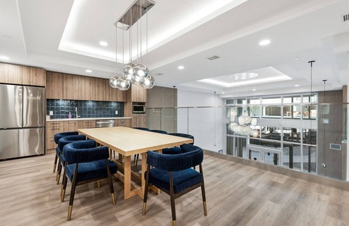 South Pandosy Condo | AQUA Corner Unit w Balcony and Amazing View #614