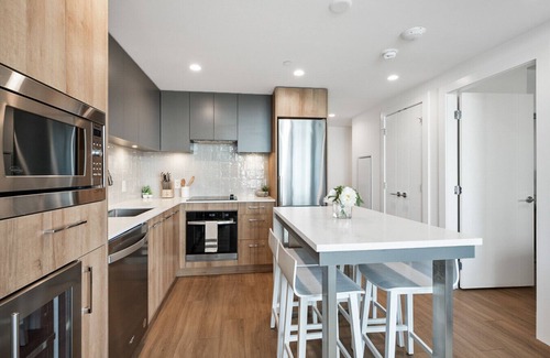 South Pandosy Condo | AQUA Corner Unit w Balcony and Amazing View #614