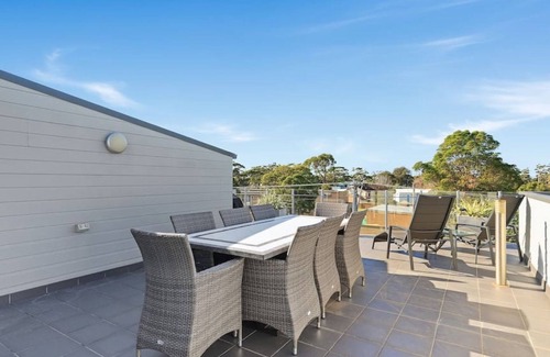 Huskisson House | Aqua Shores 3 Bedroom - Newly renovated with Wifi, Linen, Netflix and AC