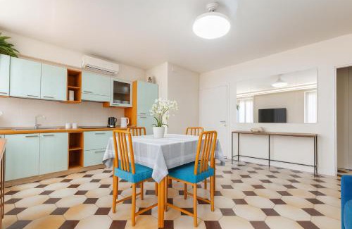 Paratico Apartment | AQUARAMA - private pool - Lakefront apartment end free parking