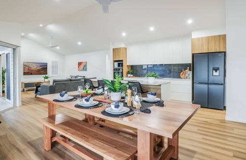 Agnes Water House | Aquatic Abode - stunning new 4 bedroom with air con & pool.