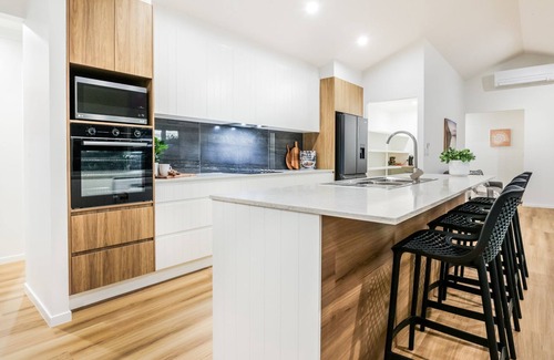 Agnes Water House | Aquatic Abode - stunning new 4 bedroom with air con & pool.