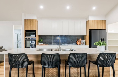 Agnes Water House | Aquatic Abode - stunning new 4 bedroom with air con & pool.
