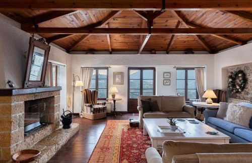 Arachova Ski Chalet | Arachova Wooden Chalet