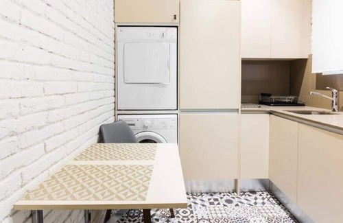 El Parc i la Llacuna del Poblenou Apartment | Arc de Triomf Modern apartment with balcony!