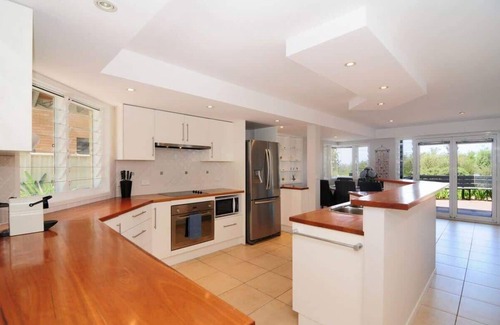 Vincentia House | Arcadia - large 5BR beach home & optional studio