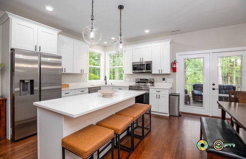 Mount Jackson Cottage | Arcadian's Cottage | Woodland home w/custom firepit
