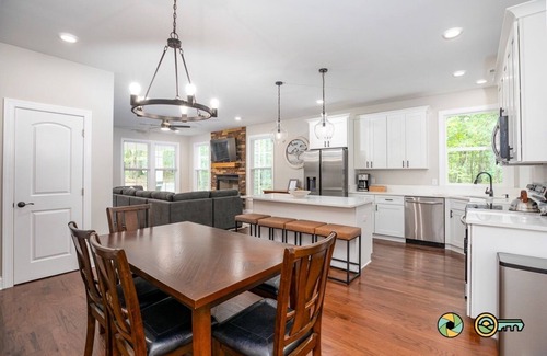 Mount Jackson Cottage | Arcadian's Cottage | Woodland home w/custom firepit