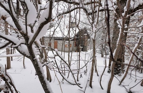 Beaufort Ski Chalet | Architect-Designed Chalet. Spacious 2BR. Sleeps 6. Peaceful with Garden and River. Proximity to Ski Bus