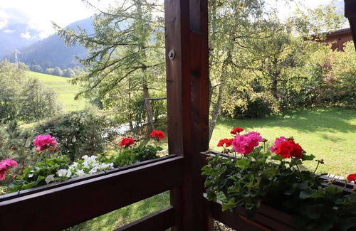 Beaufort Ski Chalet | Architect-Designed Chalet. Spacious 2BR. Sleeps 6. Peaceful with Garden and River. Proximity to Ski Bus