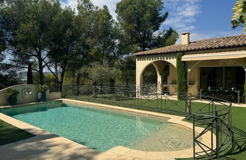 Cavaillon Villa | Architect's villa in Luberon pine forest 10 pers