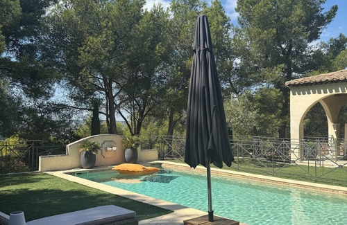 Cavaillon Villa | Architect's villa in Luberon pine forest 10 pers
