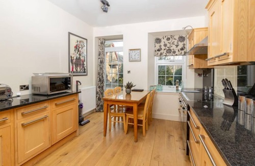 Kenmore Cottage | Archway Cottage - sleeps 4 guests in 2 bedrooms
