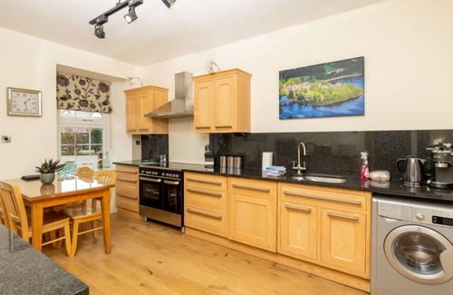 Kenmore Cottage | Archway Cottage - sleeps 4 guests in 2 bedrooms