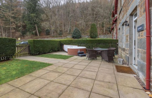 Kenmore Cottage | Archway Cottage - sleeps 4 guests in 2 bedrooms