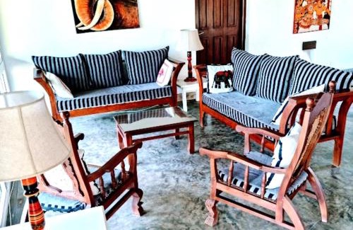 Kahandamodara House | Ardeen Villa - superb 3 bedroom beachfront for 6, HB, in Ranna- Tangalle- free pick up or drop off for 7 night stays, serviced, taxes included