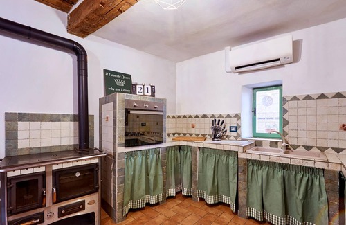 Sarteano Apartment | Are you looking for something special in the center of Italy? Here you will find it. Enjoy this orig