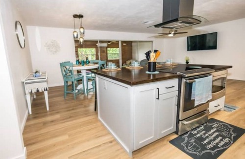 Caloosahatchee House | Ariel's Haven 1, come enjoy home with hot tub and soon to have new heated pool