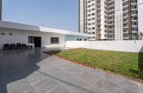 Noida Villa | Aristocrats by Grehstay 2BHK House with Lawn