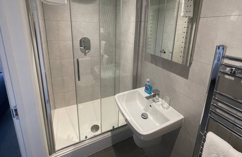 Basingstoke House | Arlan House, Superb Basingstoke Hotel - Room 06