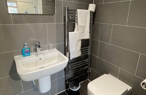 Basingstoke House | Arlan House, Superb Basingstoke Hotel - Room 06