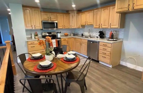 Taylorsville House | Around The Bend Bungalow - Large Groups Welcome.