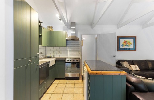 Arrow Junction Cottage | Arrow Junction Cottage near Arrowtown, super close to bike and hiking trails