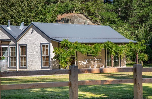Arrow Junction Cottage | Arrow Junction Cottage near Arrowtown, super close to bike and hiking trails