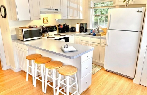 Oak Bluffs Cottage | Arrowsmith Cottage - Oak Bluffs - 1 mi to Eastville Point Beach via bike path.