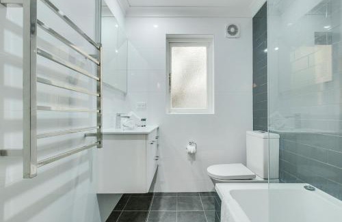 Neutral Bay Apartment | Art Deco 2-Bed Close to City and Harbour
