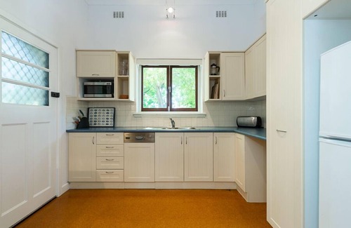 Cottesloe Apartment | Art deco ground floor apartment located on the stunning Grant Street in Cottesloe. Just 450m to the
