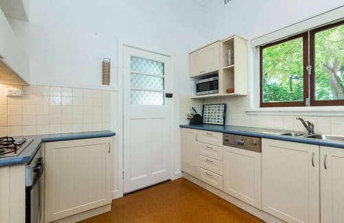 Cottesloe Apartment | Art deco ground floor apartment located on the stunning Grant Street in Cottesloe. Just 450m to the