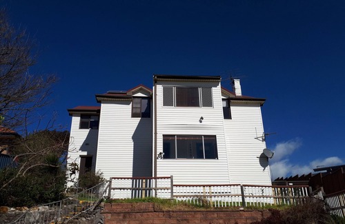 Port Kembla Apartment | Art Deco unit with great views