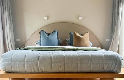 Somers House | Art enthusiasts heaven - 2 minute walk to secluded beach!