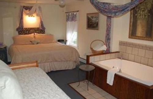 Yachting Village Bed & Breakfast | Artful Lodger
