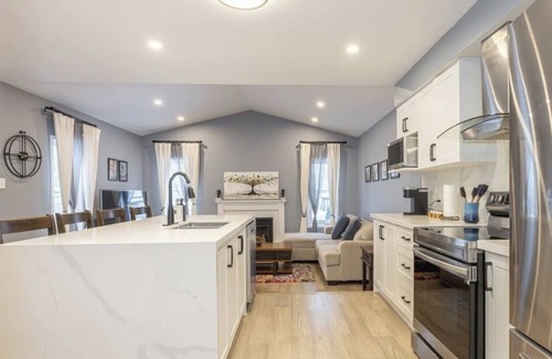 Durham Region House | Artful Retreat/Durham College 5 min Walk & Sleep 8