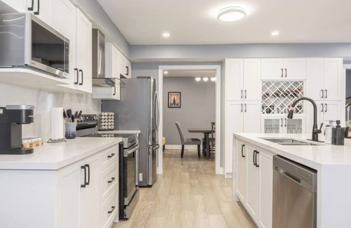 Durham Region House | Artful Retreat/Durham College 5 min Walk & Sleep 8