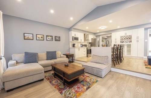 Durham Region House | Artful Retreat/Durham College 5 min Walk & Sleep 8