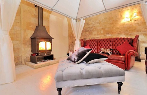 Mangotsfield House | ARTISAN HALL, family friendly, with open fire in Toddington