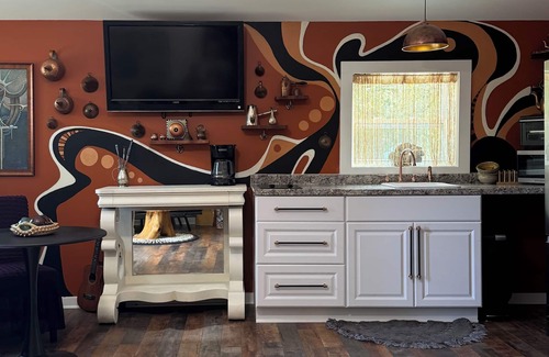 Savannah Apartment | Artist Hideaway ~ Unique and Artistically designed studio on 1 acre