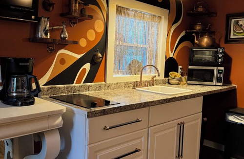 Savannah Apartment | Artist Hideaway ~ Unique and Artistically designed studio on 1 acre