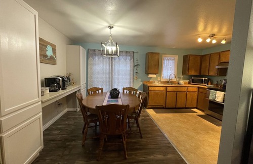 Eagle River House | Artist Retreat, ranch home just minutes from downtown Anchorage.
